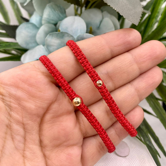 Pulseras tejida en hilo rojo balines en oro laminado P