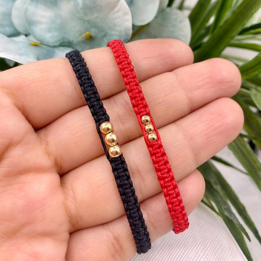 Pulseras tejida en hilo rojo balines en oro laminado P