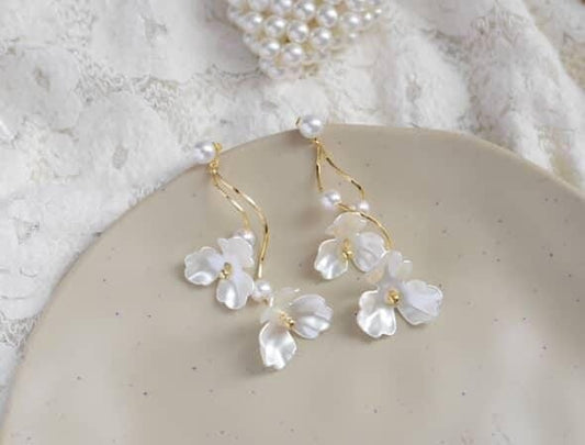 Aretes Largos florales blancas  Z