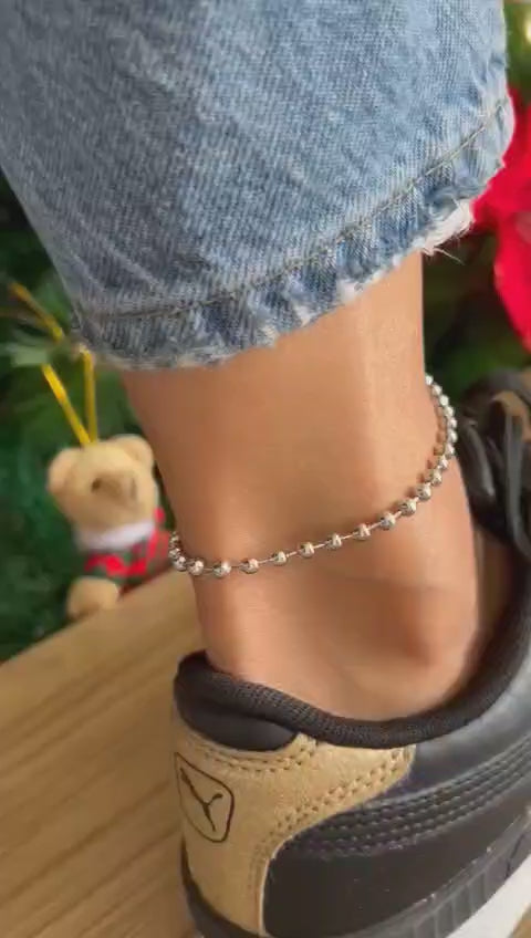 Rhodium plated anklet with balin T charms